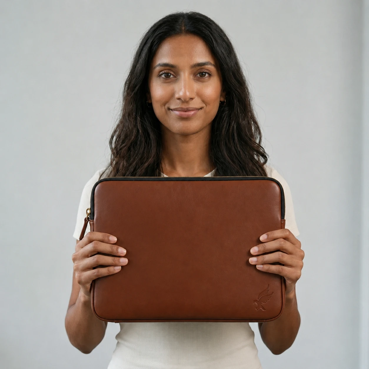 LAVEOR Voyage Zip Bag — handcrafted leather laptop cover in Cognac, side view